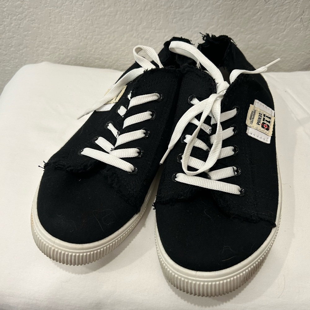 Ladies Black Sneakers -Size 8 EUC